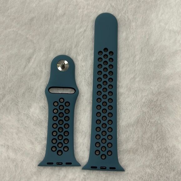 NWOT Apple Watch sports band (42/44) - Picture 1 of 3